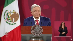 AMLO llama a los convocantes a las marchas en favor del INE a persistir: “Para hacer el cambio, desbordamos 60 veces el Zócalo”