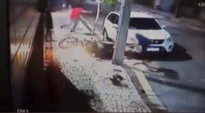 Con una patada voladora joven se salva de ser asaltado