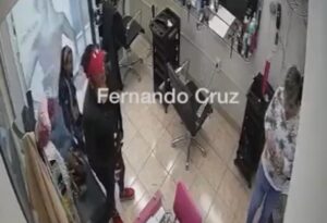 Niña roba junto a su madre en una estética de Chalco