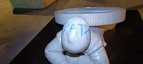 Grafitean las recién instaladas esculturas de "Timo" - ZMG Noticias