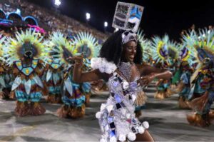 Desfilan escuelas de samba de élite en el Sambódromo - ZMG Noticias