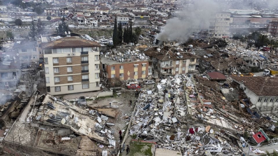 Turquía iniciará en marzo la reconstrucción tras los terremotos; hay más de 84 mil edificios dañados y 40 mil muertos
