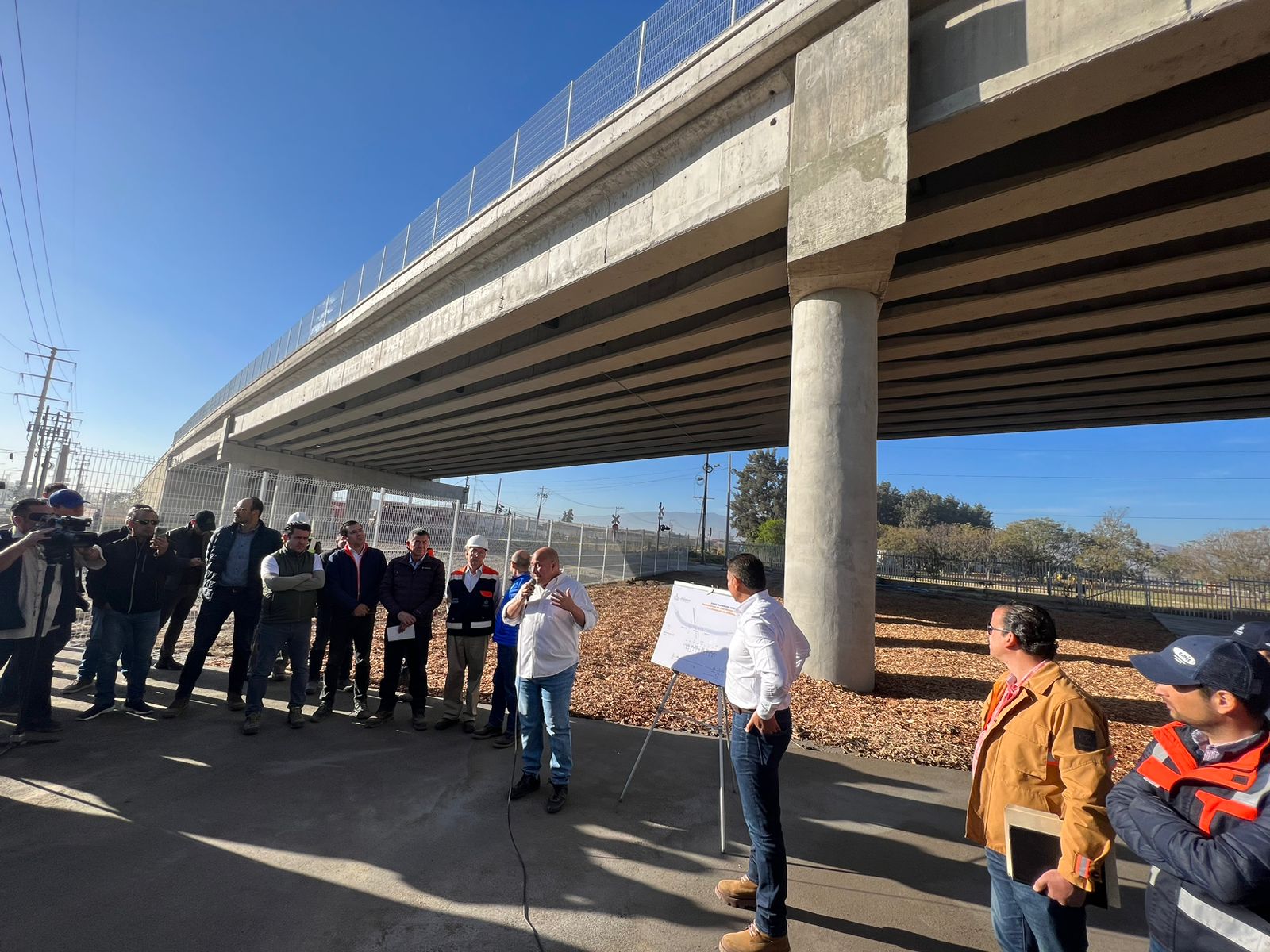 Vecinos de la zona Valles de Tlajomulco estrenan el nodo vial de Adolf Horn - ZMG Noticias