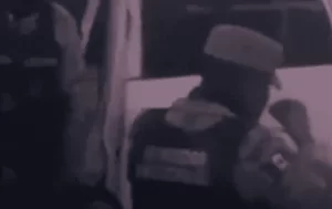 Elementos de la Guardia Nacional son grabados inhalando polvo blanco