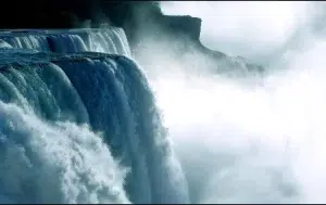 Mujer y su hijo caen en las Cataratas del Niágara; rescatan con vida al menor