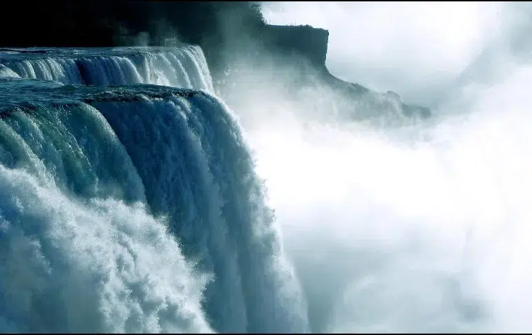 Mujer muere al caer con su hijo en las Cataratas del Niágara; rescatan al menor