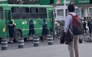Hombre secuestra camión de transporte público con pasajeros en pleno centro de Zapopan