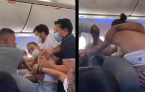Pasajeras de avión protagonizan tremenda pelea tras discutir por un asiento