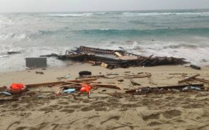Ya van 62 migrantes muertos por naufragio en Italia