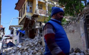 Gobierno Turco va por constructores de edificios colapsados por sismo