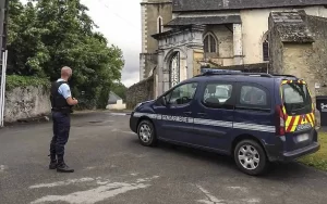 Desquiciado jovencito apuñala a su maestra hasta quitarle la vida en Francia