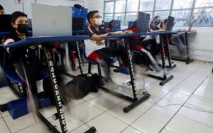 Pupitres bicicleta combaten obesidad y relaja a estudiantes - ZMG Noticias