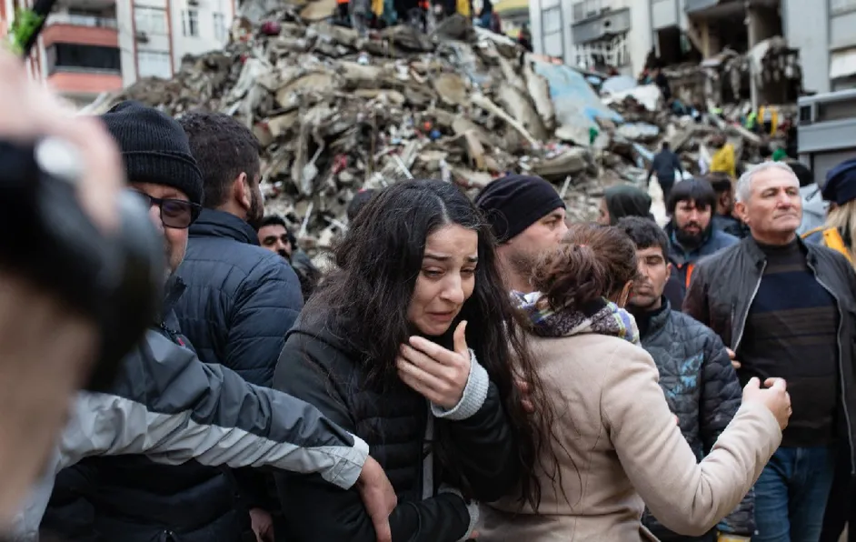 Decretan 7 días de luto en Turquía; ya van más de 3 mil muertos - ZMG Noticias Presidente de Turquía decreta siete días de luto nacional por el terremoto; la cifra de muertos supera los 3 mil