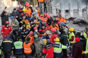 A 182 horas de los terremotos, rescatan a un niño turco de entre los escombros (video)