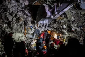 ¡Continúan los milagros! Rescatan a 3 jóvenes turcos tras 198 horas de estar atrapados