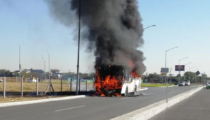 Policía de Tamaulipas salva a pasajeros y choferes de un autobús en llamas - ZMG Noticias
