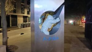 Liberan a la mujer que rayó esculturas de "Timo" en Guadalajara - ZMG Noticias