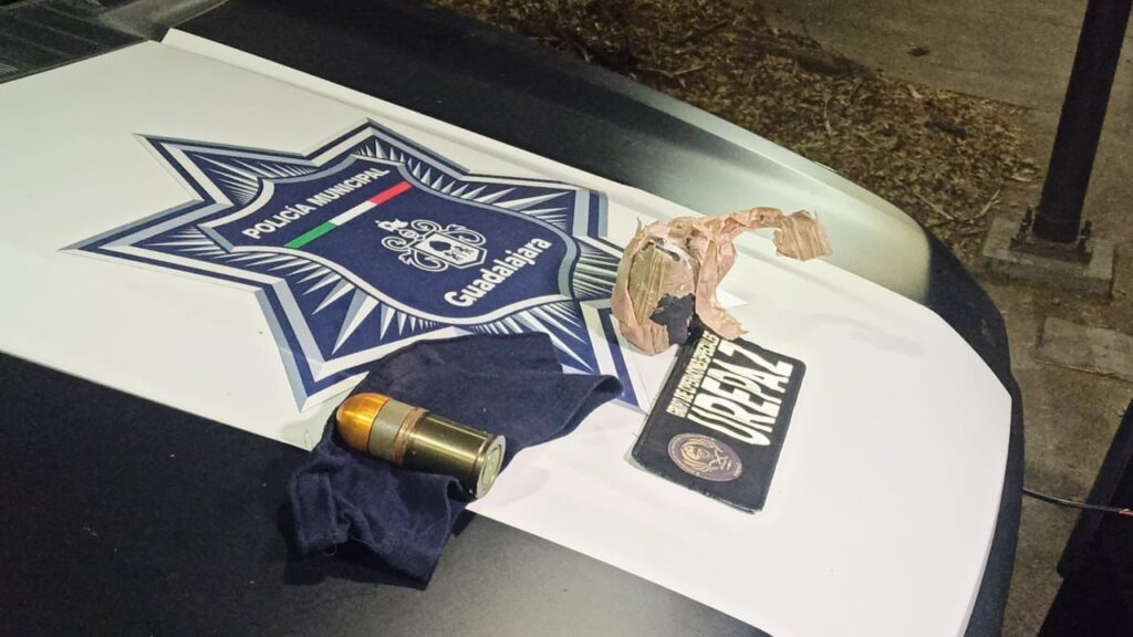 Policías aseguran granada a hombre que orinaba en la calle - ZMG Noticias