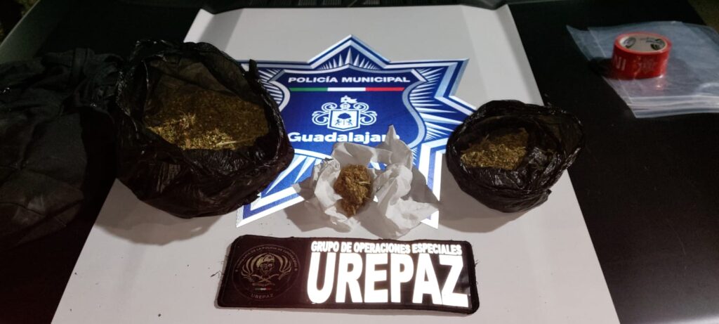 DETIENEN A DOS EN MOTO CON CERCA DE 650 GRAMOS DE PRESUNTA MARIHUANA - ZMG Noticias