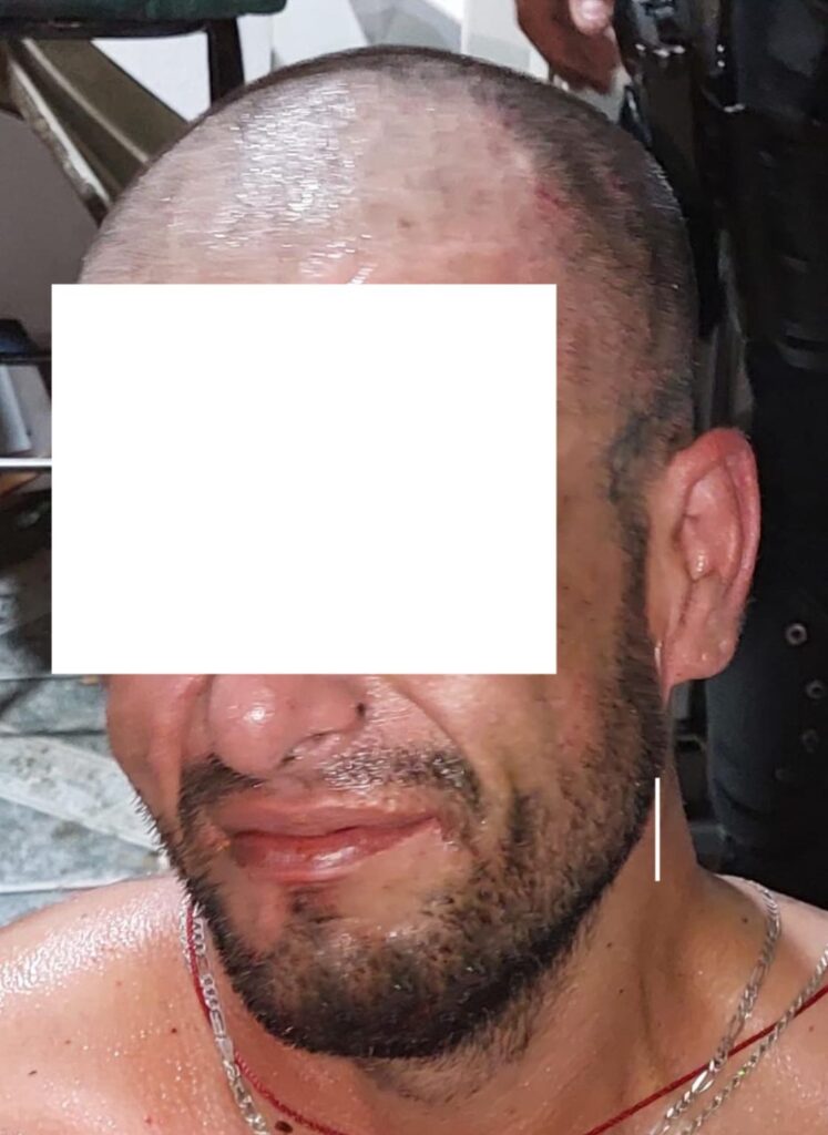 AGREDE A POLICÍAS Y AMENAZA CON PRENDER CILINDROS DE GAS; OFICIALES DE GUADALAJARA LO DETIENEN EN JARDINES DE LA CRUZ - ZMG Noticias