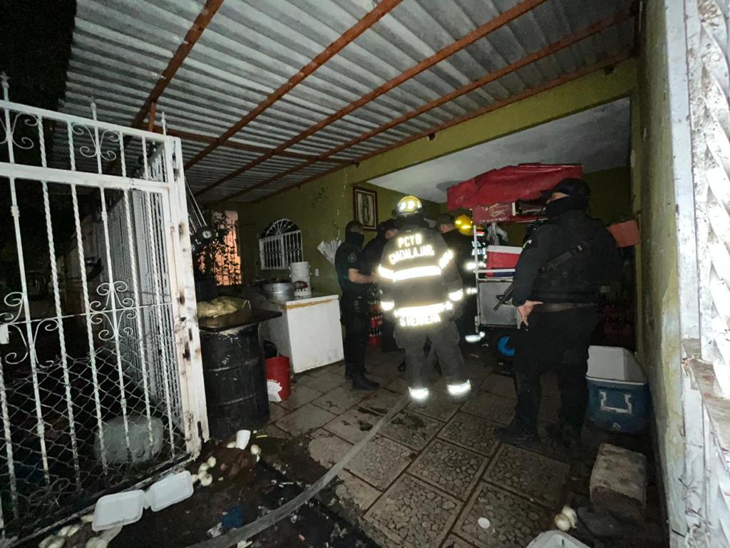 AGREDE A POLICÍAS Y AMENAZA CON PRENDER CILINDROS DE GAS; OFICIALES DE GUADALAJARA LO DETIENEN EN JARDINES DE LA CRUZ - ZMG Noticias