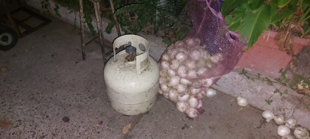 AGREDE A POLICÍAS Y AMENAZA CON PRENDER CILINDROS DE GAS; OFICIALES DE GUADALAJARA LO DETIENEN EN JARDINES DE LA CRUZ - ZMG Noticias