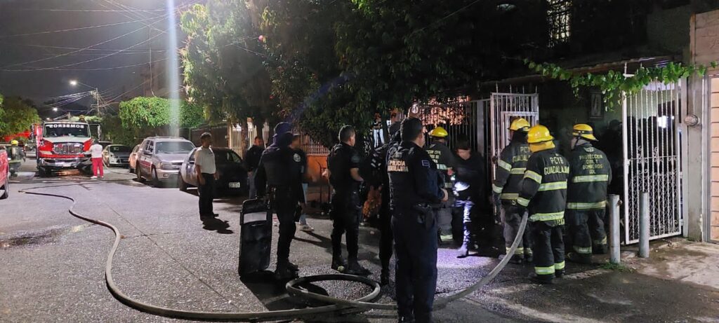 AGREDE A POLICÍAS Y AMENAZA CON PRENDER CILINDROS DE GAS; OFICIALES DE GUADALAJARA LO DETIENEN EN JARDINES DE LA CRUZ - ZMG Noticias
