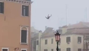 Policía de Venecia busca al hombre que saltó desde un edificio de tres pisos al canal - ZMG Noticias
