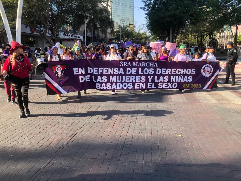 Entre vidrios rotos, consignas y abrazos transcurre marcha feminista separatista en Guadalajara - ZMG Noticias Entre vidrios rotos, consignas y abrazos transcurre marcha feminista separatista en Guadalajara - ZMG Noticias