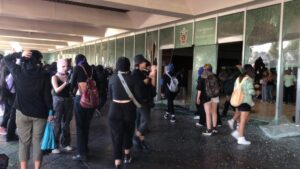 Colectivos feministas rompen vidrios en rectoría de la U de G, los reciben con polvo de extintores de incendios - ZMG Noticias