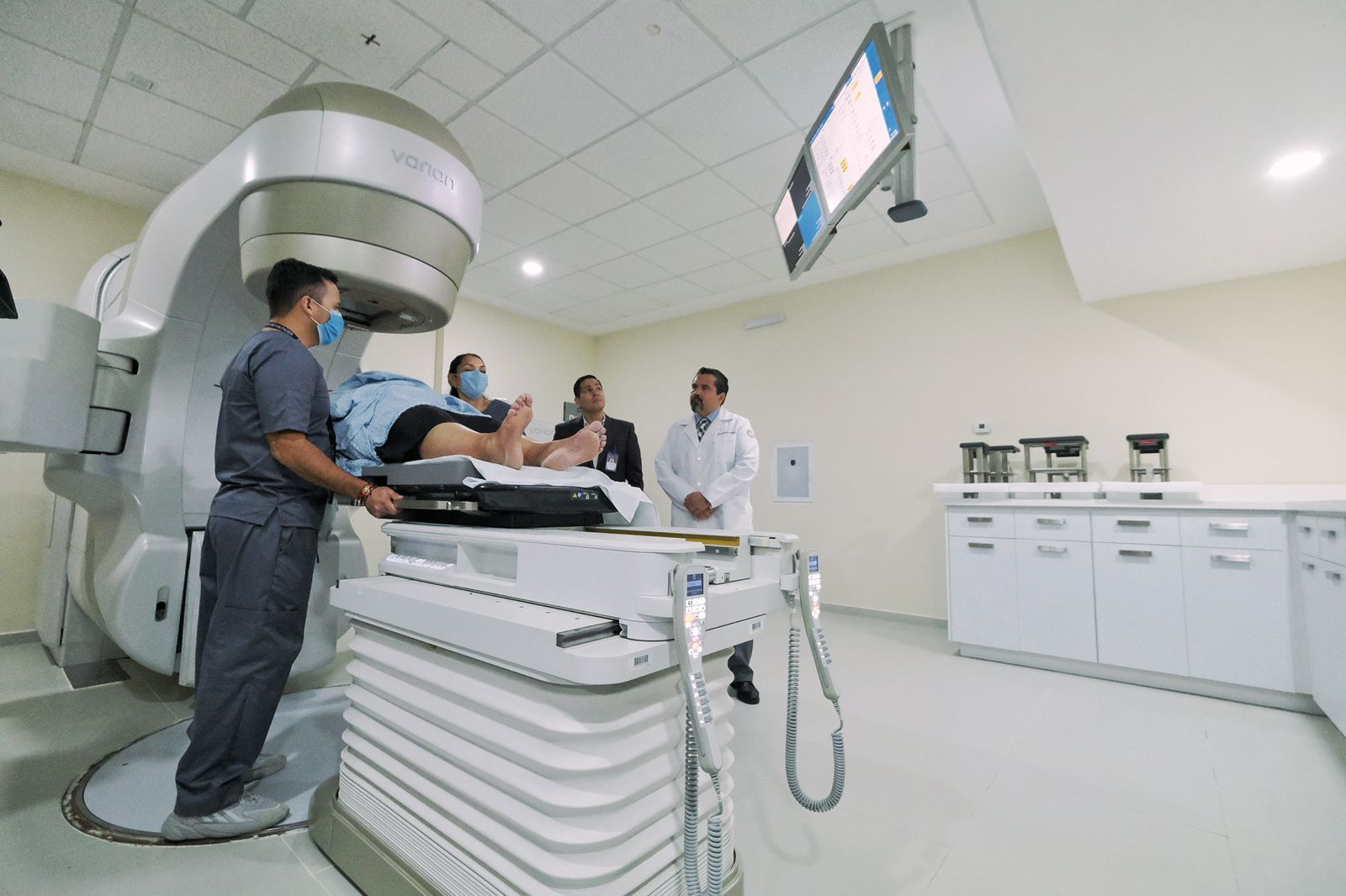 Acelerador lineal para radioterapias entregado al Instituto Jalisciense de Cancerología podría salvar miles de vidas - ZMG Noticias