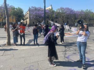 Colectivos feministas colocan en Plaza Liberación fotografías de padres deudores de la pensión alimenticia - ZMG Noticias