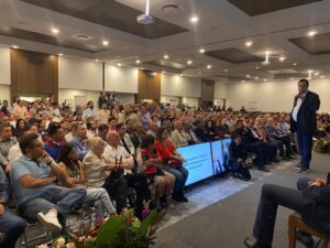 En medio de gritos de ¡gobernador!, presenta Alberto Esquer política social ante Confío en México - ZMG Noticias