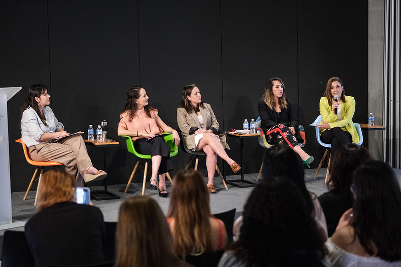 A paso lento, pero aumenta la inclusión digital de las mujeres - ZMG Noticias