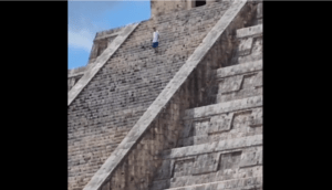 El turista que, a pesar de la prohibición, subió a la pirámide de Chichén Itzá será multado - ZMG Noticias