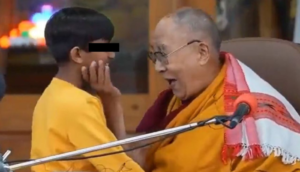 Piden condena del Dalai Lama por besar a un niño en la boca en acto público - ZMG Noticias