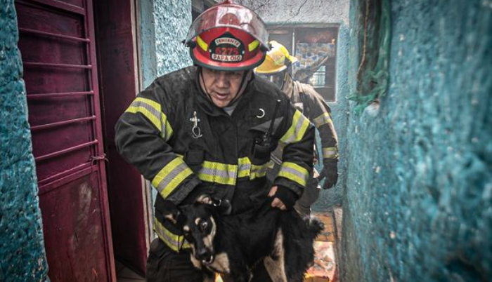 Bomberos acuden a sofocar incendio en azotea; rescatan a dos familias del lugar - ZMG Noticias