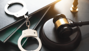 Ex servidora pública es vinculada a proceso; trabajó por 6 meses y cobró durante 4 años