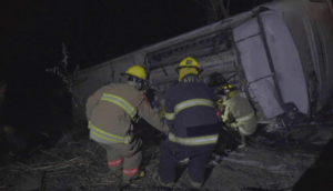 Cae a barranco camión de turismo en la carretera Tepic – Puerto Vallarta