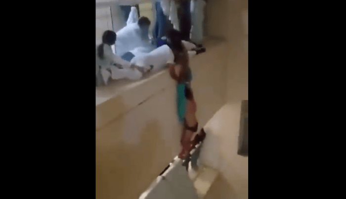 Personal del IMSS rescata a paciente por caída de segundo piso - ZMG Noticias