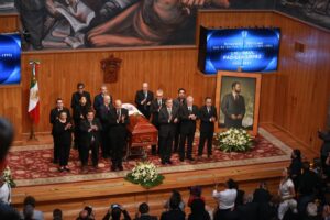 Con homenaje solemne en el Paraninfo, comunidad de la U de G despide a Raúl Padilla - ZMG Noticias