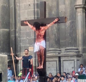 Miles acompañaron la Judea en Vivo realizada en el Paseo Fray Antonio Alcalde en Guadalajara - ZMG Noticias