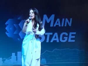 En Jalisco Talent Land 2023, la influencer Martha Debayle admitió que se divirtió muchísimo con los calcetines para latas - ZMG Noticias