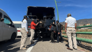 Encuentran a 139 migrantes en caja de tráiler en Nuevo León - ZMG Noticias
