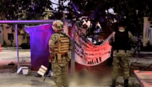 Encuentran restos humanos y mensaje amenazante frente a instalación militar en Cancún