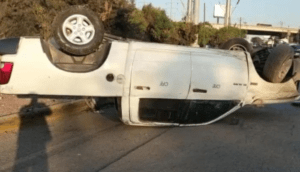 Abandonan camioneta «pirata» de la CFE en autopista Guadalajara-Zapotlanejo