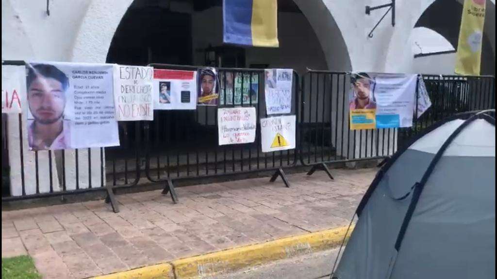 Instalan casas de campaña frente a Casa Jalisco para exigir claridad en el caso de los 7 desaparecidos del Call Center - ZMG Noticias