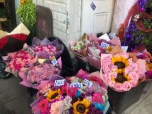 Al doble el precio de las flores en Mercado Mezquitán horas antes del día de las Madres - ZMG Noticias