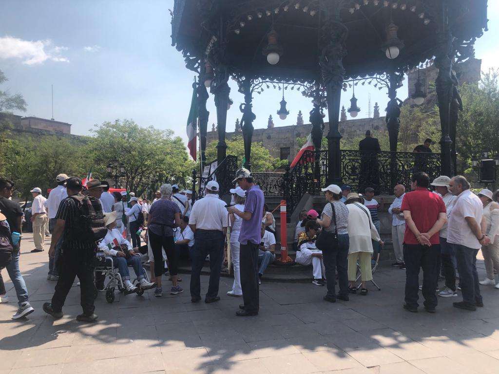 Cientos se manifiestan en la Plaza de Armas en defensa de la Suprema Corte de Justicia de la Nación - ZMG Noticias