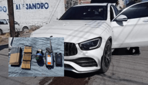 Roba vehículo durante persecución e intenta lanzarse a un río